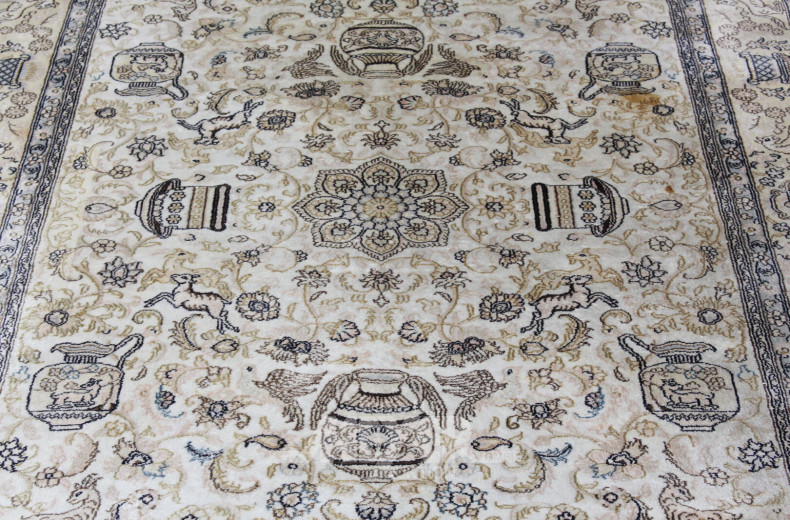 Orientteppich, beigegrundig, Dekor: floral u. figural