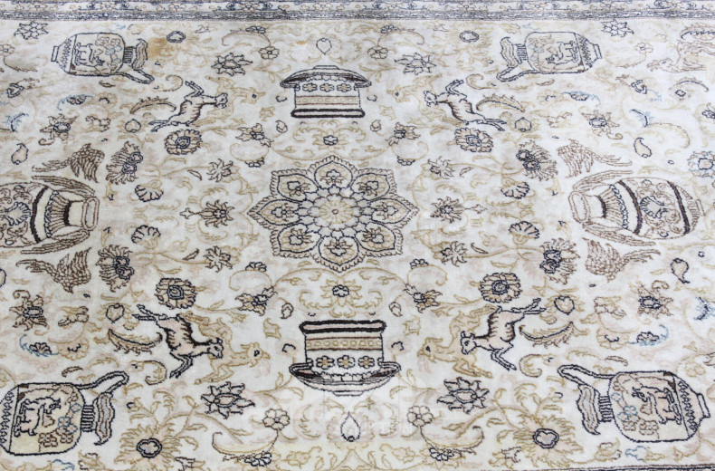 Orientteppich, beigegrundig, Dekor: floral u. figural