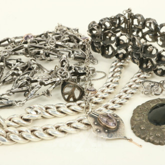 Konvolut Silberschmuck, best. aus: Ketten, Ringe, Anhänger in überw. 835er u. 925er Silber