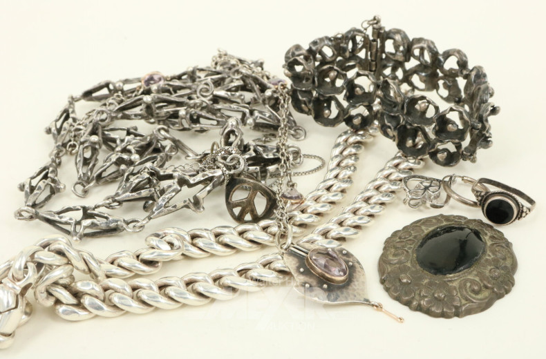 Konvolut Silberschmuck, best. aus: Ketten, Ringe, Anhänger in überw. 835er u. 925er Silber