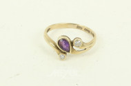 Ring mit 2 kl. Brillanten u. 1 Amethyst