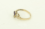 Ring mit 2 kl. Brillanten u. 1 Amethyst