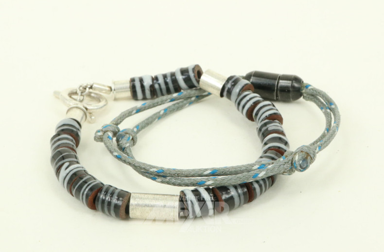 2 Modeschmuck-Armbänder, davon 1 mit Schließe aus 925er Silber