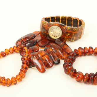 Posten div. Bernsteinschmuck: Anhänger, Armbänder, Ketten