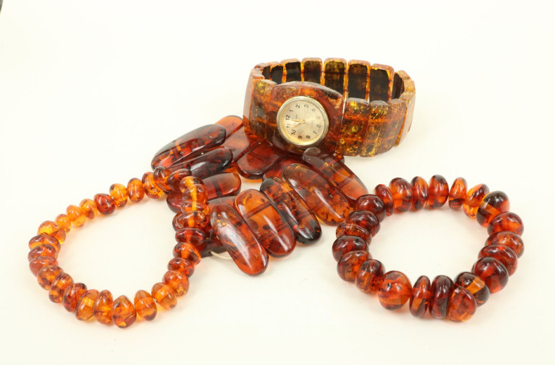 Posten div. Bernsteinschmuck: Anhänger, Armbänder, Ketten