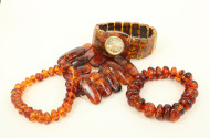 Posten div. Bernsteinschmuck: Anhänger, Armbänder, Ketten