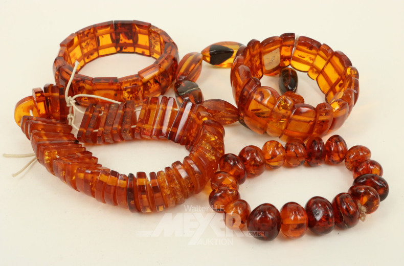 Posten div. Bernsteinarmbänder