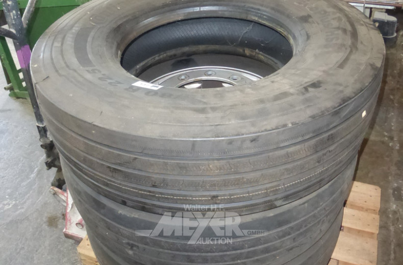 3 LKW-Reifen, 1 x neuwertig, 2 x gebraucht, 315/80R22,5 CONTINENTAL