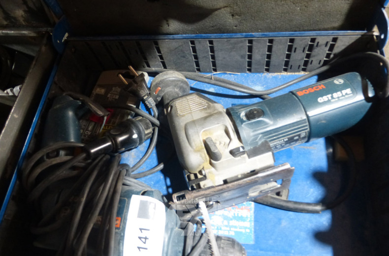 2 Handmaschinen, u.a. 1 x Stichsäge und 1 x Bohrmaschine BOSCH