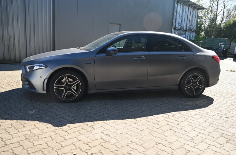 Mercedes-Benz A 250 e 8G-DCT AMG Line, mountaingrau mango