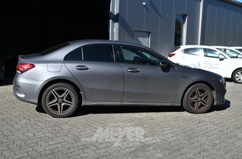 Mercedes-Benz A 250 e 8G-DCT AMG Line, mountaingrau mango