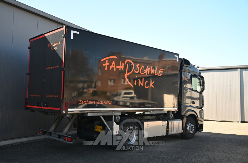 Sattelzugmaschine Mercedes-Benz Actros 1833 4x2, schwarz