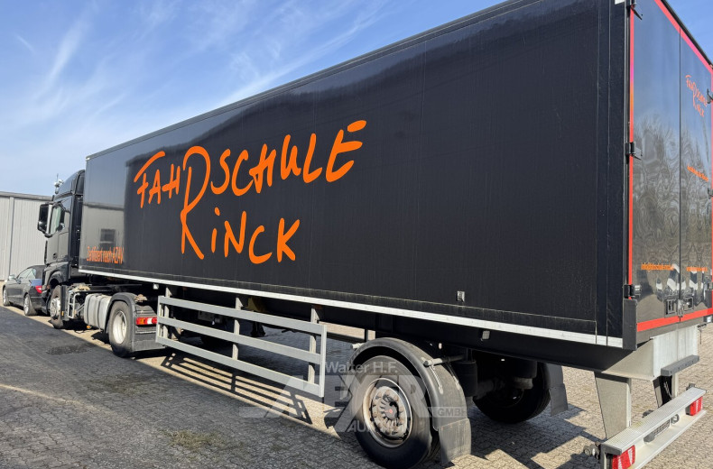 Sattelzugmaschine Mercedes-Benz Actros 1833 4x2, schwarz