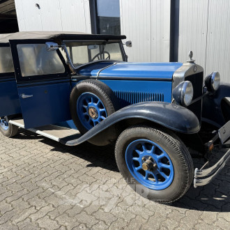 Fiat 521 mit Faltdach, blau