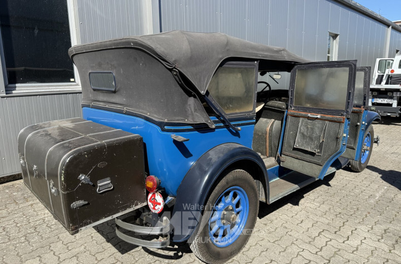 Fiat 521 mit Faltdach, blau