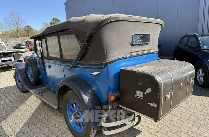 Fiat 521 mit Faltdach, blau