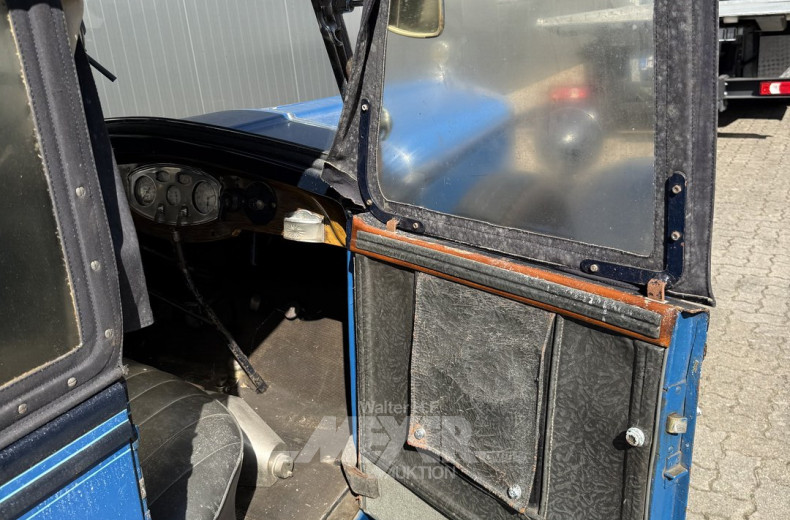 Fiat 521 mit Faltdach, blau