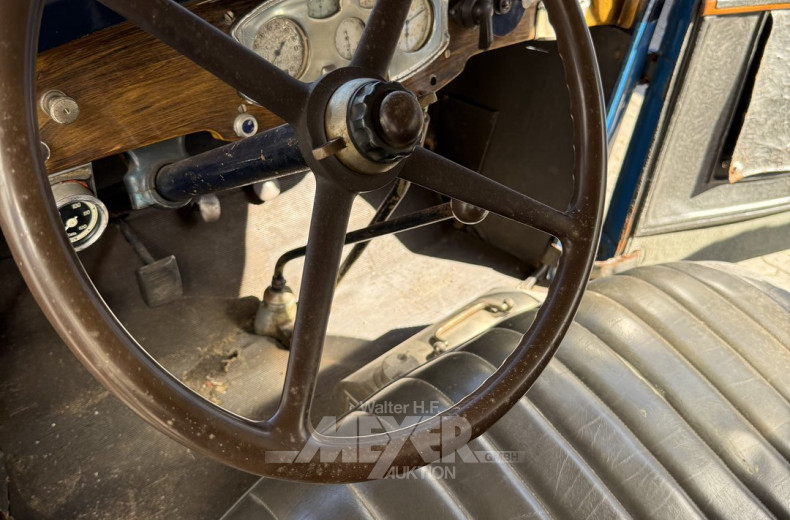 Fiat 521 mit Faltdach, blau