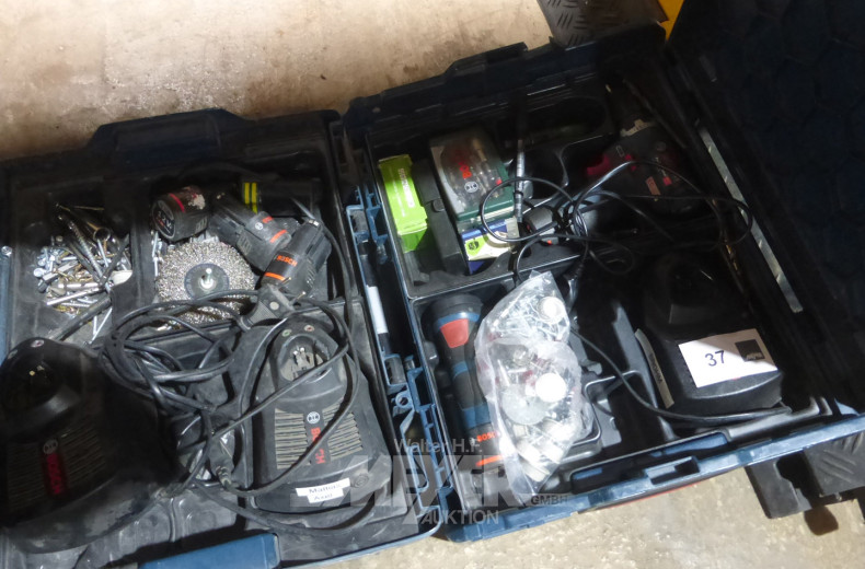 Akku-Bohrschrauber mit div. Akkus, Ladegeräten und Zubehör