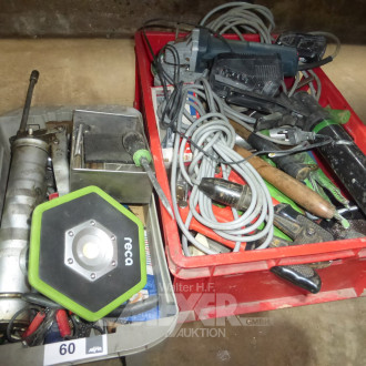 2 Kunststoffsatten mit Inhalt: Hand- und Montagewerkzeug