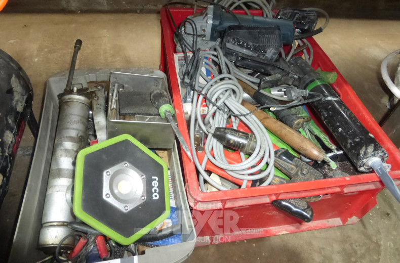 2 Kunststoffsatten mit Inhalt: Hand- und Montagewerkzeug