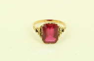Ring mit 1 roten Farbstein