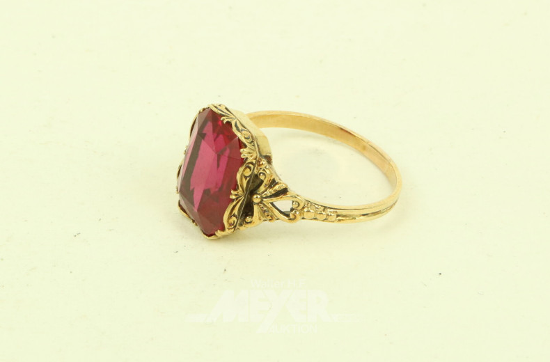 Ring mit 1 roten Farbstein