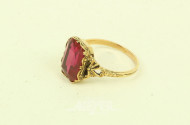 Ring mit 1 roten Farbstein