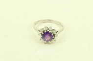 Ring mit lilafarbenem Farbstein u. 12 kl. Diamanten