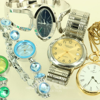 4 Armbanduhren und 1 Anhängeruhr