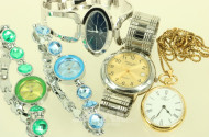 4 Armbanduhren und 1 Anhängeruhr