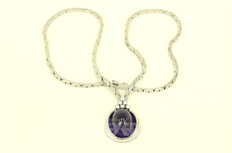 Collier im Verlauf mit 1 Amethystcabochon u. 6 kl. Brillanten von ges. ca. 0,3 ct