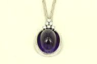 Collier im Verlauf mit 1 Amethystcabochon u. 6 kl. Brillanten von ges. ca. 0,3 ct