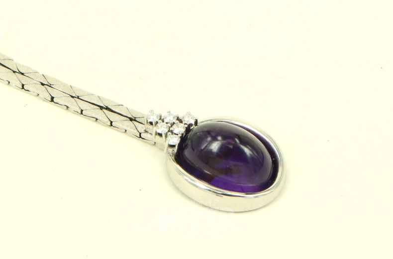 Collier im Verlauf mit 1 Amethystcabochon u. 6 kl. Brillanten von ges. ca. 0,3 ct