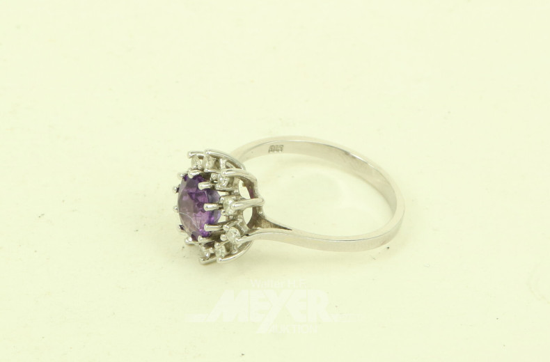 Ring mit lilafarbenem Farbstein u. 12 kl. Diamanten