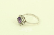 Ring mit lilafarbenem Farbstein u. 12 kl. Diamanten
