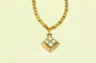 Collier mit quadratischem Anhänger, mit 4 kl. Brillanten