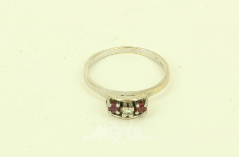 Damenring mit 1 kl. Diamant u. 2 kl. Rubinen