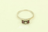 Damenring mit 1 kl. Diamant u. 2 kl. Rubinen