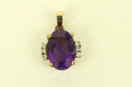 Anhänger mit lilafarbenem Farbstein u. 6 kl. Diamantimitationen