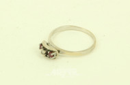 Damenring mit 1 kl. Diamant u. 2 kl. Rubinen
