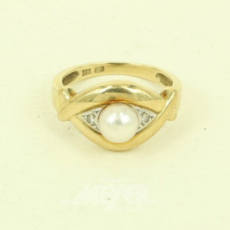 Ring mit 1 Perle u. 2 Diamantrosen