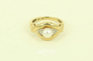 Ring mit 1 Perle u. 2 Diamantrosen