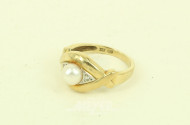 Ring mit 1 Perle u. 2 Diamantrosen