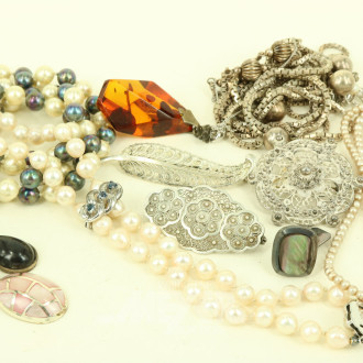 Konvolut Silberschmuck, best. aus Ketten, Anhänger, Broschen etc.