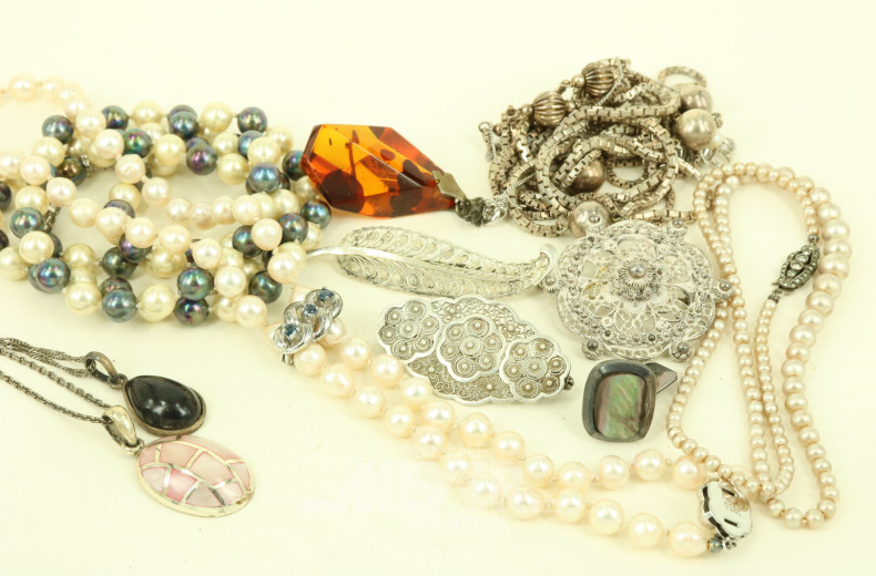 Konvolut Silberschmuck, best. aus Ketten, Anhänger, Broschen etc.