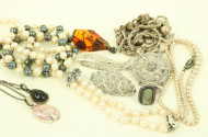 Konvolut Silberschmuck, best. aus Ketten, Anhänger, Broschen etc.