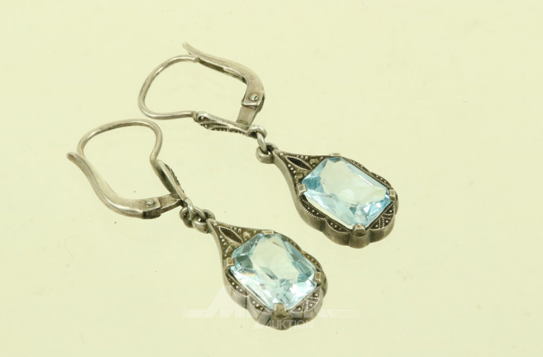Paar Ohrhänger in Silber mit blauem Farbstein