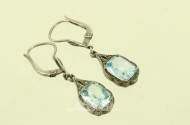 Paar Ohrhänger in Silber mit blauem Farbstein