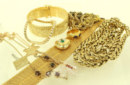 Konvolut Modeschmuck, best. aus Armbänder, Ketten, Anhänger etc.